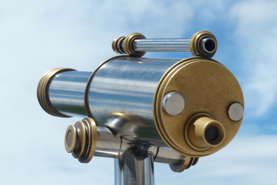 Fernrohr aus Metall mit Himmel im Hintergrund